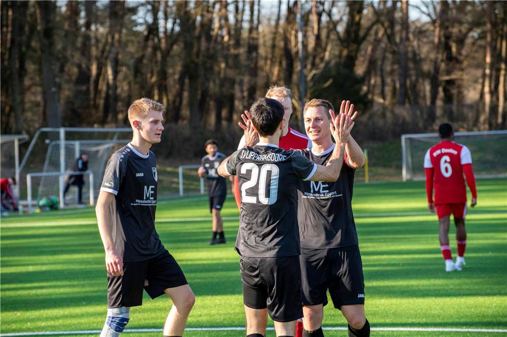 Spielszene zwischen SV Lippramsdorf und Rot-Weiß Deuten II