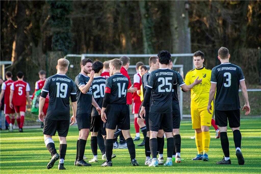 Spielszene zwischen SV Lippramsdorf und Rot-Weiß Deuten II