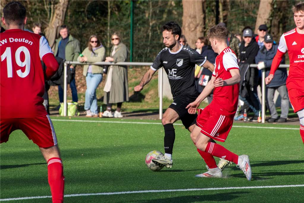 Spielszene zwischen SV Lippramsdorf und Rot-Weiß Deuten II