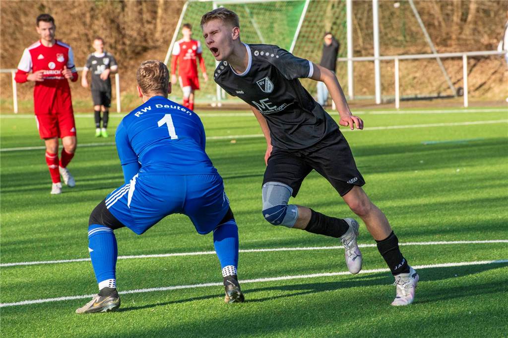 Spielszene zwischen SV Lippramsdorf und Rot-Weiß Deuten II