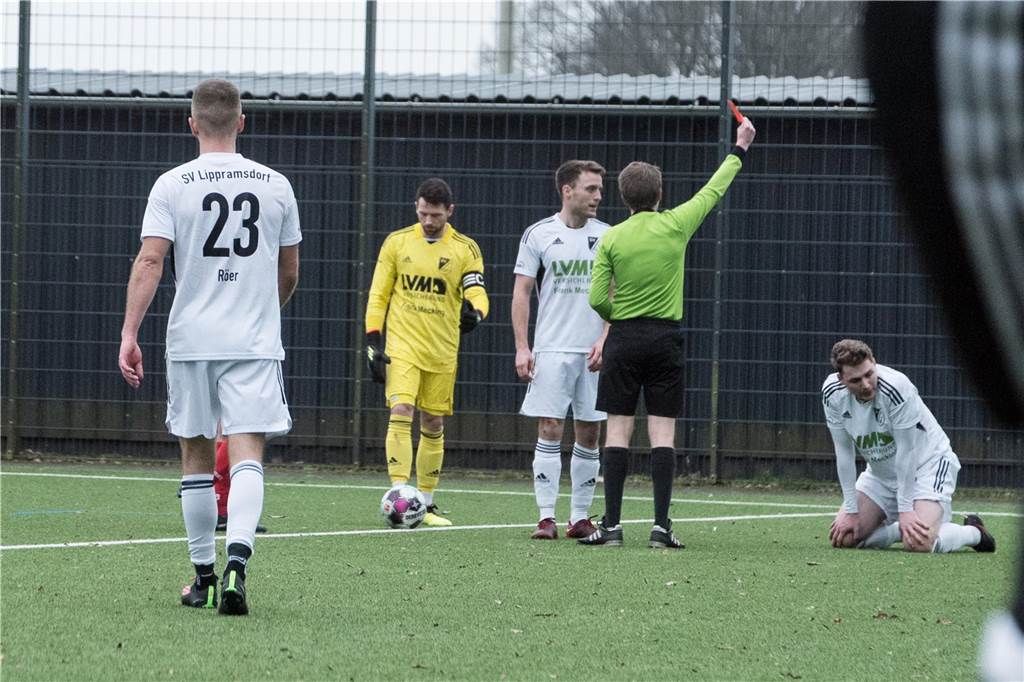 Der SV Lippramsdorf lag bereits zur Pause gegen den SV Gescher 0:3 zurück und musste die zweite Halbzeit auch noch mit einem Mann weniger bestreiten. Am Ende hieß das Ergebnis 1:3.