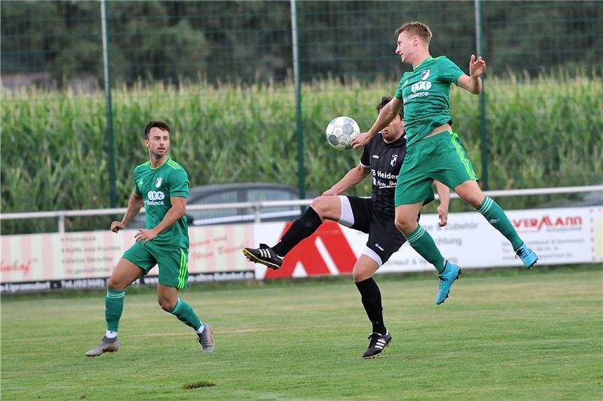 Lippramsdorfs Bezirksliga-Spielplan steht: Alle LSV-Partien auf einem Blick Der SV Lippramsdorf um Giacomo Lopez Fernandez (l.) und Stefan Schild (r.) weiß nun endlich, auf welchen Gegner er in der Bezirksliga 14 wann trifft.