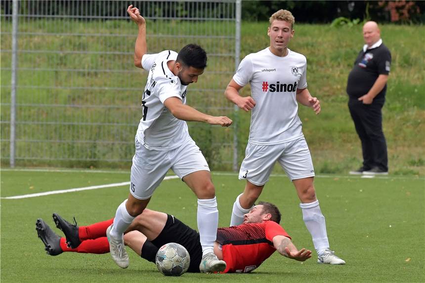 Remis im Derby: Preußen Lünen verpasst Traumstart gegen Erzrivalen VfB Lünen nur knapp Der SV Preußen, hier mit Yusuf Özdemir (l.) und Laurin Stauch, hatte den VfB Lünen, hier mit Dennis Wagner, am Rande einer Niederlage.