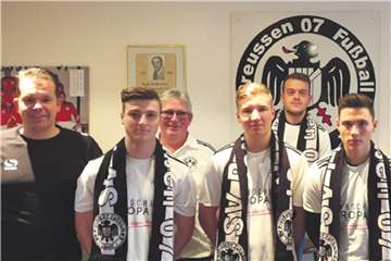 Der SV Preußen Lünen stellt die ersten Weichen für die kommende Saison. Der neue Trainer Stefan Urban (v.l.) begrüßte die Neuzugänge Dominik Nitsche (vordere Reihe, v.l.), Nico Kuserow, Luca Frenzel und (hintere Reihe, Mitte) Sascha Südmeyer. Mit Urban freuen sich Kassiererin Jessica Betinger (r.), der stellvertretende Vorsitzende Jürgen Regenitter (hintere Reihe, l.) und Sportlicher Leiter Daniel Serges (r.).