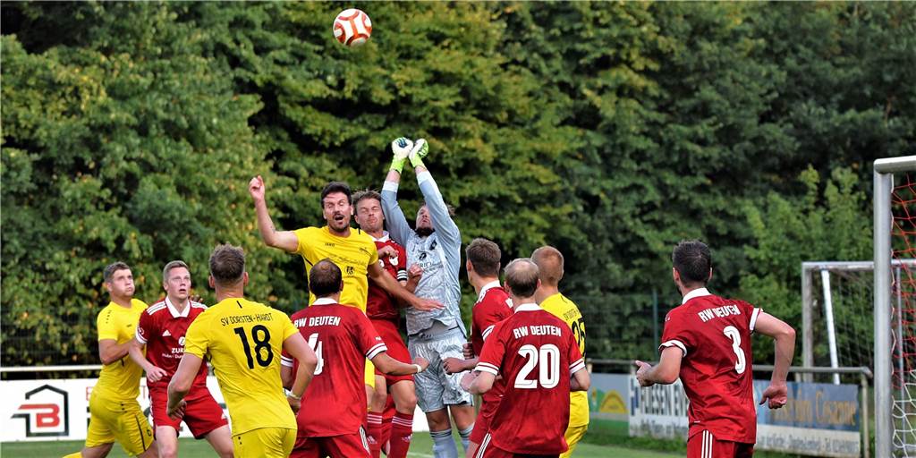 RW Deutens schwacher Start hat viel mit einem Spieler zu tun Deutens Torwart Marvin Radüchel faustet den Ball weg