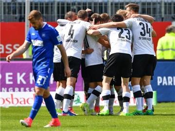 Der SV Sandhausen besiegte den Karlsruher SC mit 4:0. Foto: Uwe Anspach