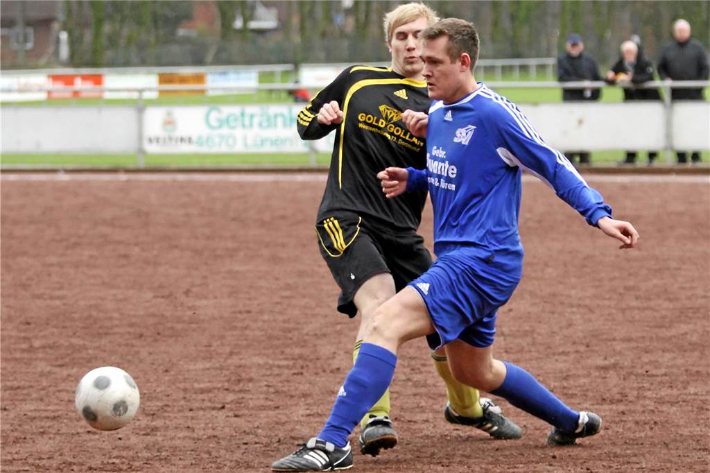 Fünf Minuten – vier Tore: Als der SV Südkirchen mal kurz gegen SuS Kaiserau aufdrehte Der SV Südkirchen um Dennis Osmolski (r.) wich auf den Ascheplatz aus.