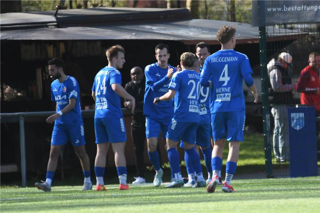 Der SV Wacker Obercastrop behält mit dem 3:2-Erfolg gegen den SC Westfalia Herne die Fühlung zur Tabellenspitze.