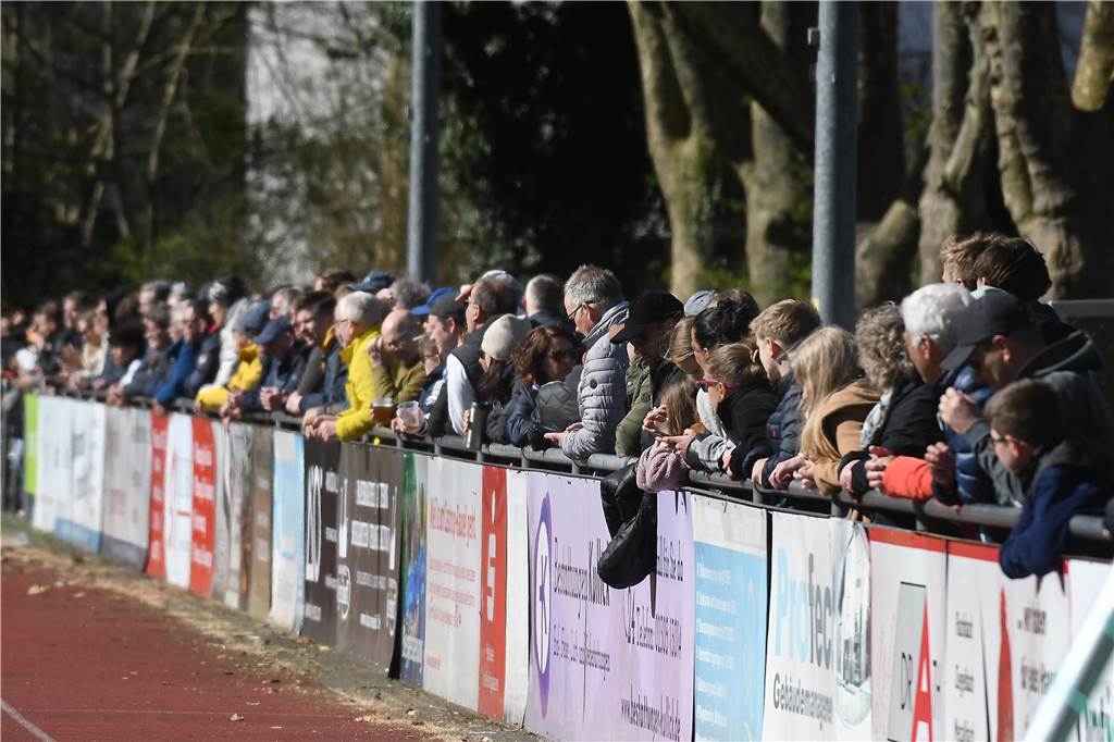 Der SV Wacker Obercastrop behält mit dem 3:2-Erfolg gegen den SC Westfalia Herne die Fühlung zur Tabellenspitze.
