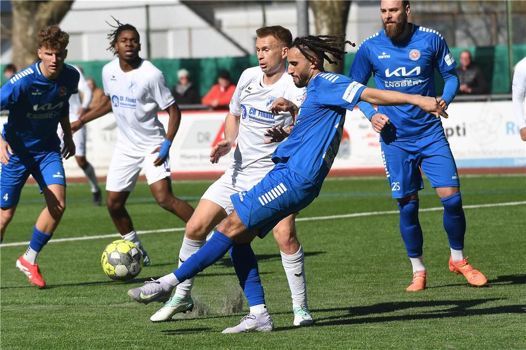 Der SV Wacker Obercastrop behält mit dem 3:2-Erfolg gegen den SC Westfalia Herne die Fühlung zur Tabellenspitze.