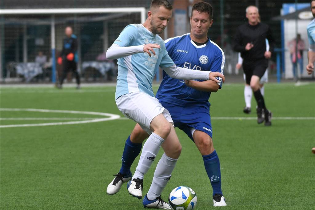 Auf einen Blick : Alle Partien und Ergebnisse des zwölften Spieltages Der SV Wacker Obercastrop II (hellblaue Hemden) mit Goalgetter Ken Schulz treffen auf den SV Fortuna Herne.