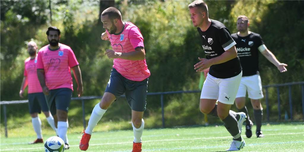 Nach Topspiel bei Horsthausen II: Nur Namen von Wackeranern tauchen bei Torschützen auf Der SV Wacker Obercastrop II, hier mit Martin Kapitza am Ball, im Testspiel gegen den SV Westrich II, gehört zu den Meisterschaftskandidaten in der Kreisliga B.