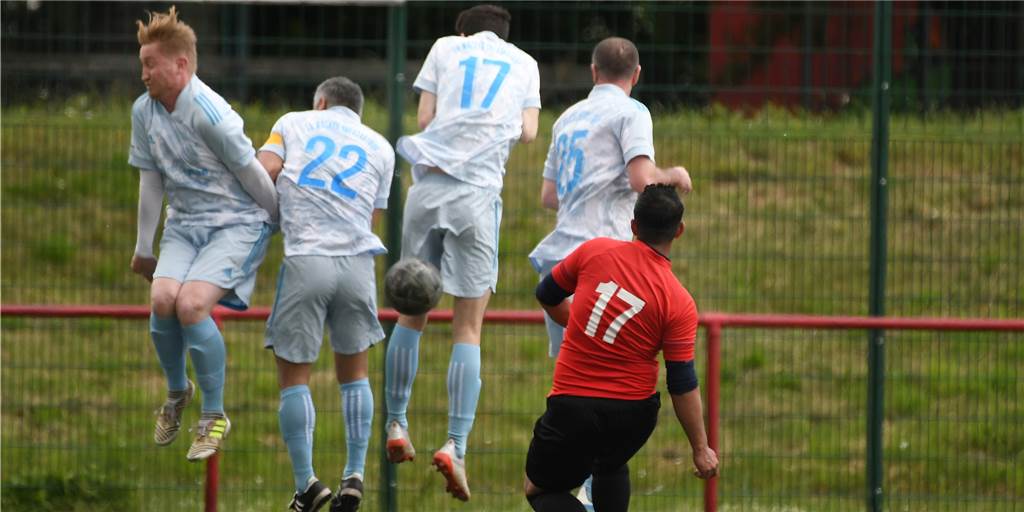 Der SV Wacker Obercastrop III (helle Hemden) hat durch einen 9:0-Sieg beim SC Arminia Ickern III am abschließenden Spieltag der Kreisliga C1 ein Entscheidungsspiel um den zweiten Aufstiegsplatz erzwungen. Gegner ist der VfL Herne.