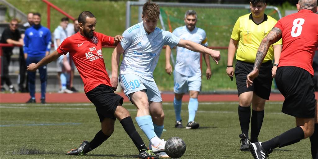 Castrop-Rauxeler Mannschaft bekommt noch ein Aufstiegs-Endspiel Der SV Wacker Obercastrop III (helle Trikots) kam am abschließenden Spieltag der Kreisliga-C-Saison zu einem 9:0 bei Arminia Ickern III.