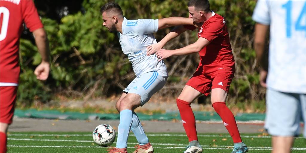 Wacker Obercastrop III: Position im Abstiegskampf gestärkt - ein Team gibt auf Der SV Wacker Obercastrop III (weiße Trikots), hier im Spiel gegen den SC Constantin Herne, befindet sich derzeit auf dem vorletzten Tabellenplatz der Kreisliga B2.