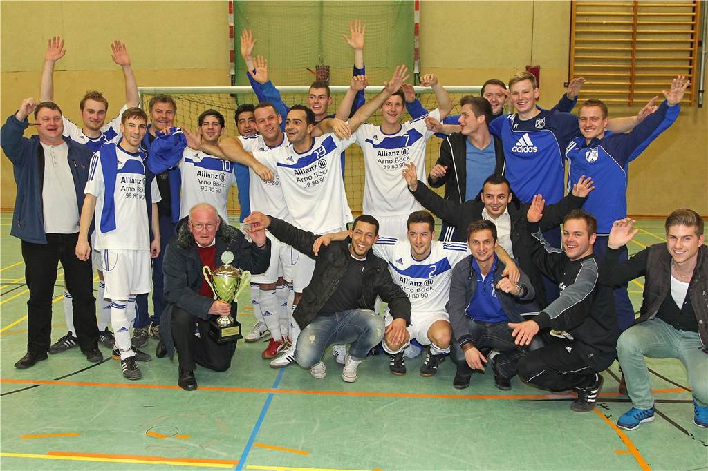 Der SV Wacker Obercastrop verteidigte durch ein 4:3 gegen den SV Yeni Genclik seinen Titel als Hallenstadtmeister. Die Spieler ließen ihren Geschäftsführer Theo Schürhoff mit dem Pokal jubeln.