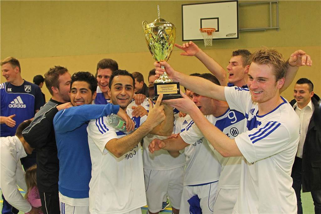 Der SV Wacker Obercastrop verteidigte durch ein 4:3 gegen den SV Yeni Genclik seinen Titel als Hallenstadtmeister. Cihangir Sahinli (links) und Bastian Fritsch präsentierten dem Team den Pokal.