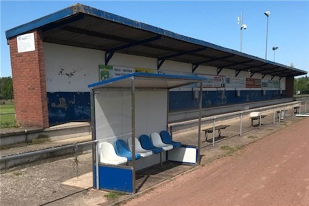 Moderne Technik vor Installation: SV Heek sucht Stadionsprecher Der SVH würde noch gerne die Tribüne erneuern. Ein Förderantrag ist gestellt. Die Antwort steht noch aus.