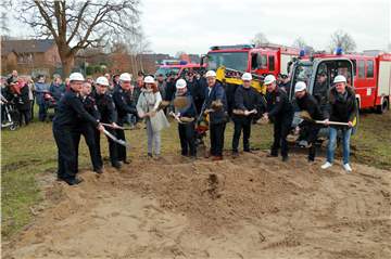 Der symbolische erste Spatenstich für das neue Feuerwehrgerätehaus in Wüllen ist am Dienstagnachmittag (7. Januar) mit viel Schwung erfolgt.