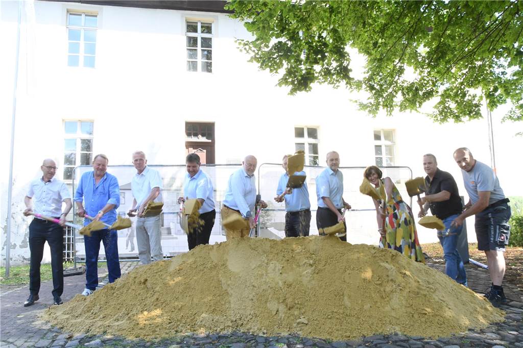Umbau der Burg Botzlar: Ende der Arbeiten konkretisiert sich Der symbolische Spatenstich markierte im August 2022 den Beginn der Umbauarbeiten in und an der Burg Botzlar. Das Datum des Abschlusses der Bauarbeiten konkretisiert sich.
