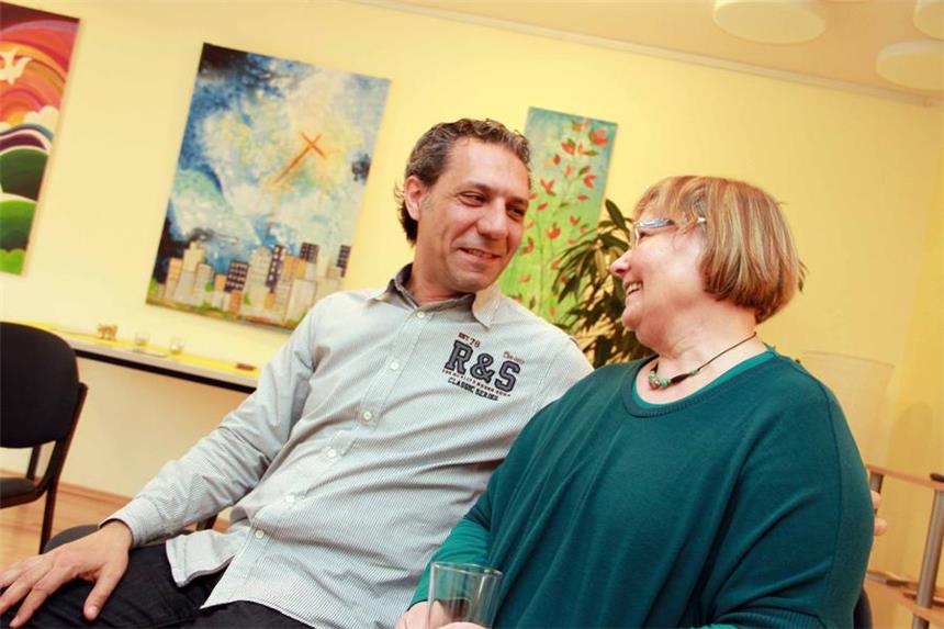 Wie selbst Kunst aus dem Krieg Trost spenden kann Der syrische Künstler Samer Alchoufi malte vier Bilder eigens für die neue Ausstellung bei der Hospizgruppe Selm-Olfen. Bindeglied war Karin Goebel, 2. Vorsitzende des Vereins, die mit der Familie Alchoufi befreundet ist.