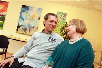 Der syrische Künstler Samer Alchoufi malte vier Bilder eigens für die neue Ausstellung bei der Hospizgruppe Selm-Olfen. Bindeglied war Karin Goebel, 2. Vorsitzende des Vereins, die mit der Familie Alchoufi befreundet ist.