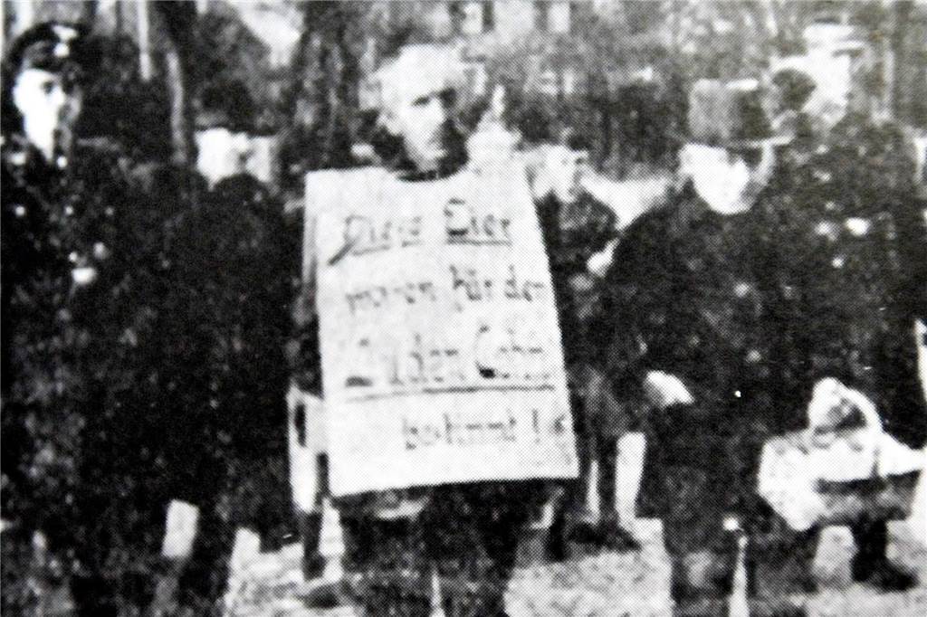 Ausgelöschtes jüdisches Leben: Nur steinerne Zeugen sind geblieben Ein Mann mit einem Schild um den Hals, darauf steht "Die Eier waren für den Juden Cohn bestimmt". Verhöhnung eines Juden in Haltern
