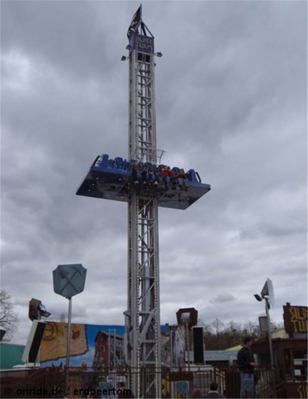 Riesenschaukel und Free-Fall-Tower: Diese Fahrgeschäfte kommen zur Vredener Kirmes 2019 Der T-Rex-Tower verspricht Herzklopfen und Adrenalinstöße.