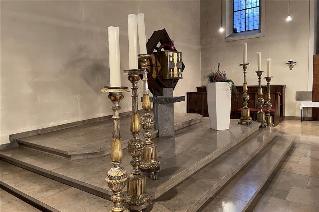 Das letzte Weihnachten in Dorstens Stadtkirche vor der Renovierung Der Tabernakel wird in die bisherige Kreuzweg-Kapelle verlegt und der sogenannte „Stufen-Berg“ entfernt.
