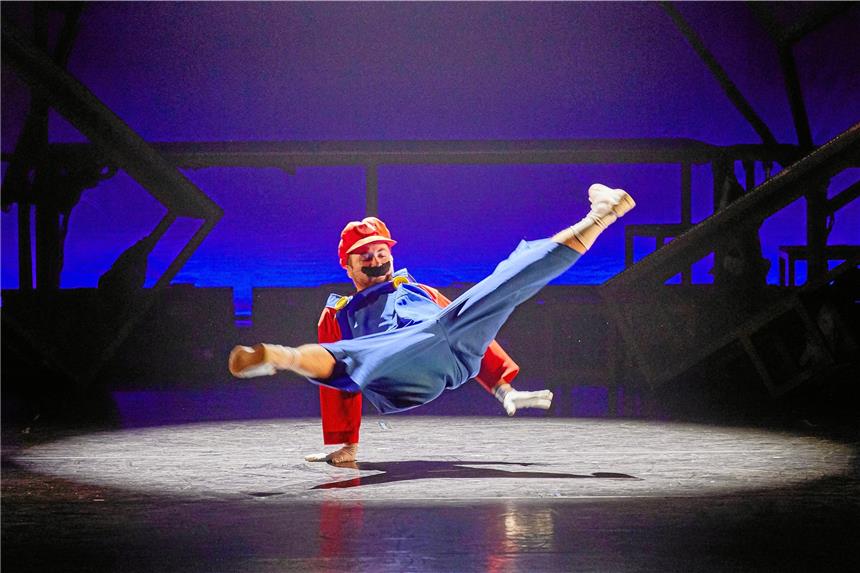 Ballettprojekt: Der „Nussknacker“ tanzt Breakdance Der Tänzer Bruce Almighty tritt als Super Mario auf. Foto: Georg Wendt (dpa)