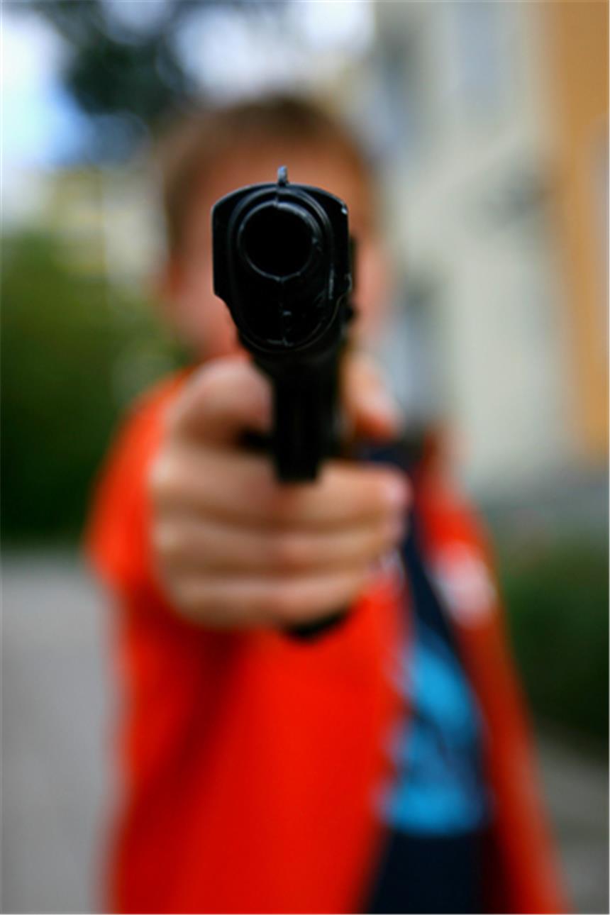 Täter bedroht Angestellte mit Schusswaffe Der Täter bedrohte die Angestellte einer Tankstelle mit einer Schusswaffe.