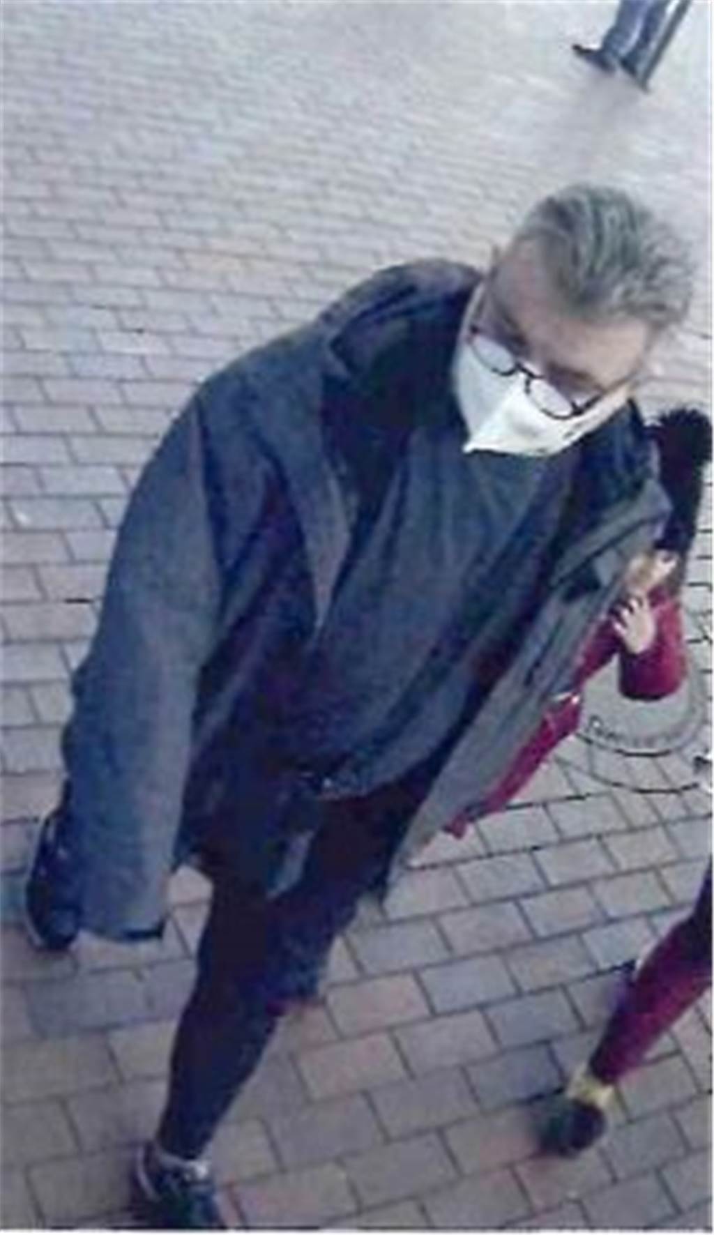 Polizei sucht Dieb: Mann stahl einer Frau (85) in Ickern viel Geld Der Täter trug eine Brille und hat graues Haar. Er soll zwischen 40 und 50 Jahren alt sein.