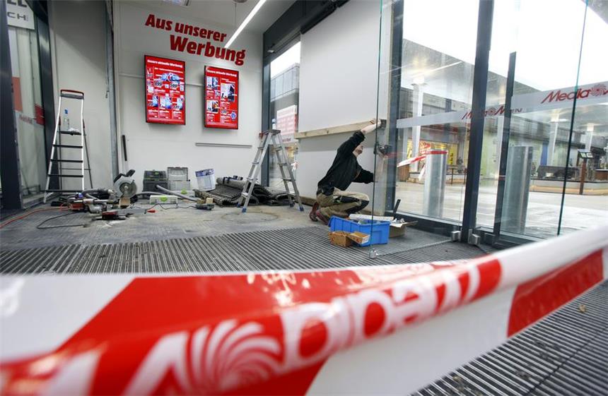 Filmreifer Blitzeinbruch in Media Markt im Ruhrpark Der Tag danach: In der Nacht auf Donnerstag haben unbekannte Einbrecher die Glastür am Media-Markt-Eingang im Ruhrpark zerstört. Anschließend stiegen sie in das Gebäude ein und raubten Handys und Notebooks im Wert von rund 20.000 Euro.