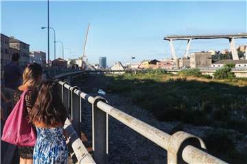 Der Tag danach: Passanten blicken auf die eingestürzte Autobahnbrücke. Foto: Zheng Huansong/XinHua
