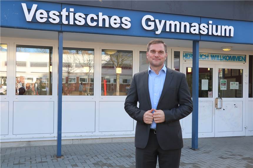 Tag der offenen Tür am Vestischen Gymnasium fällt aus Der Schulleiter Dirk Willebrand lädt interessierte Schüler und Eltern zum Tag der offenen Tür ein. Die Vorteile und speziellen Angebote des Kirchhellener Gymnasiums sollen überzeugen.