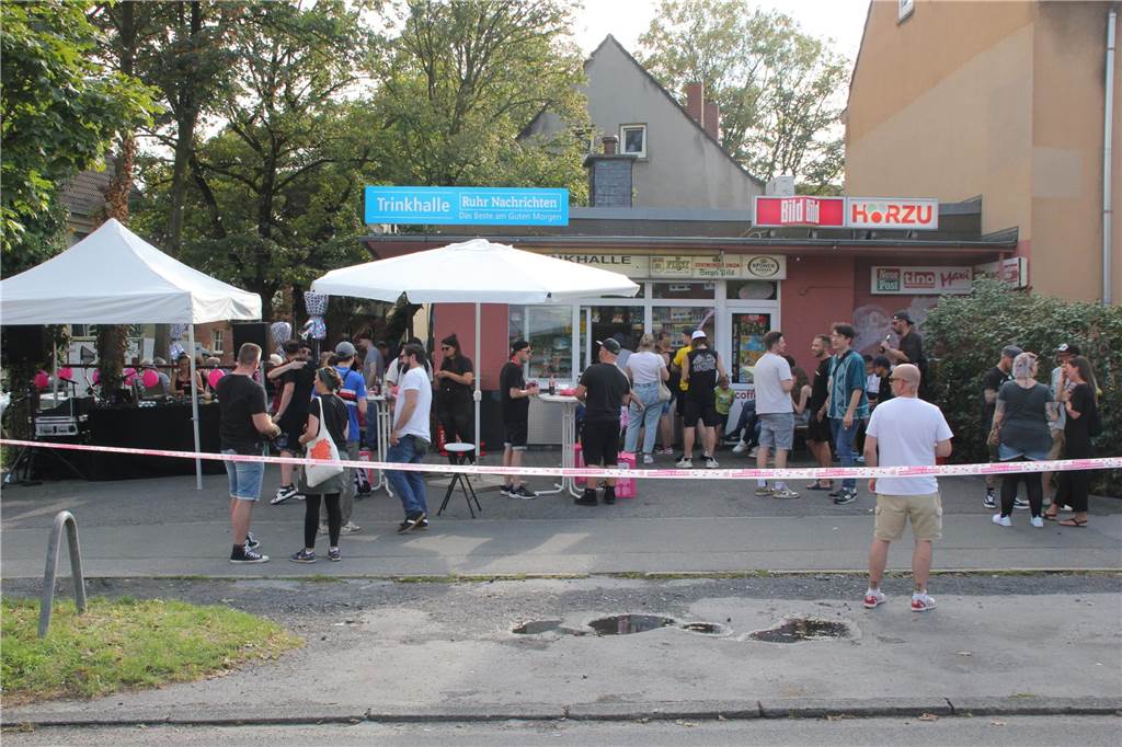 Nostalgie und Geselligkeit zum Tag der Trinkhalle: Viel los am Kiosk Dülger in Brambauer Der „Tag der Trinkhallen“ wurde am Brambauer Kiosk „Dülger“ am Samstag mit viel Geselligkeit und Musik gefeiert.