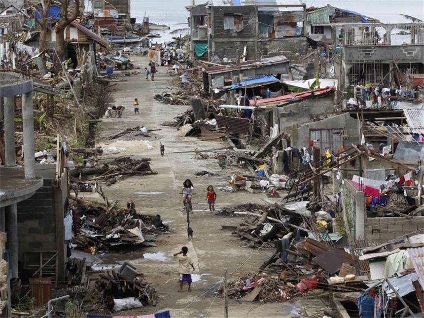 Zahl der Naturkatastrophen sinkt 2013 auf Zehn-Jahres-Tief Der Taifun «Haiyan» tötete im November 2013 auf den Philippinen 7986 Menschen. Foto: Rolex Dela Pena