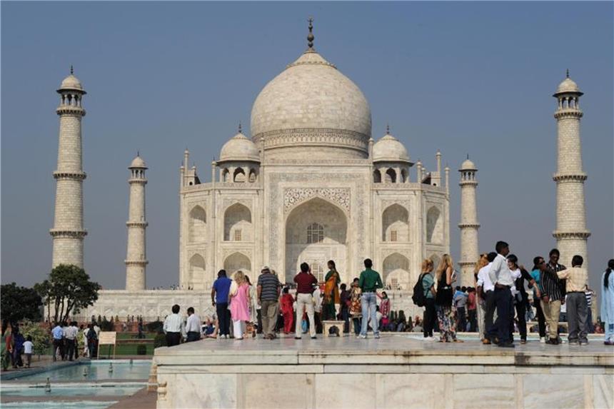 Der Taj Mahal in Agra ist eine der bekanntesten Attraktionen in Indien. Das Grabmal lockt pro Jahr gut sieben Millionen Besucher an. Foto: Simone A. Mayer. Foto: Jens Kalaene