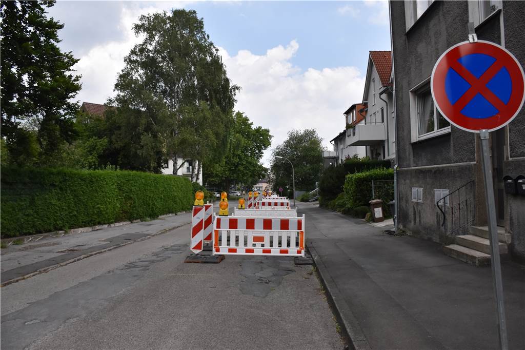 „Schon zwei Wasserkisten gebunkert“ – Talweg für Sanierung gesperrt Der Talweg in Brackel ist gesperrt. Die Sanierung kann beginnen.