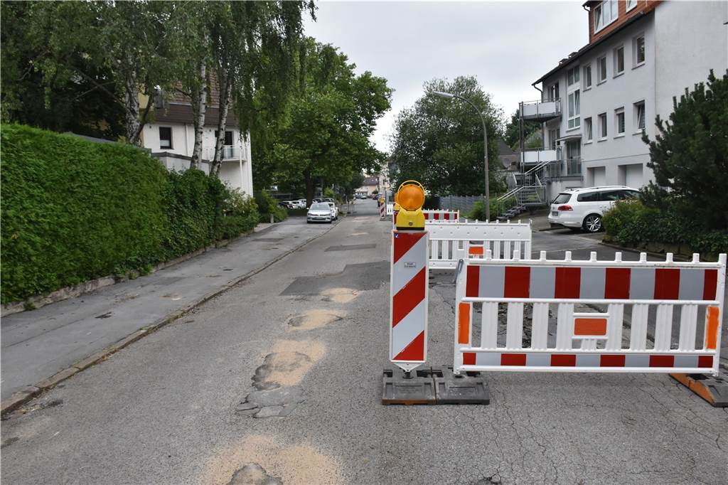 Der Talweg in Brackel wurde zumindest notdürftig geflickt. Absperrungen schützen vor Gefahren.