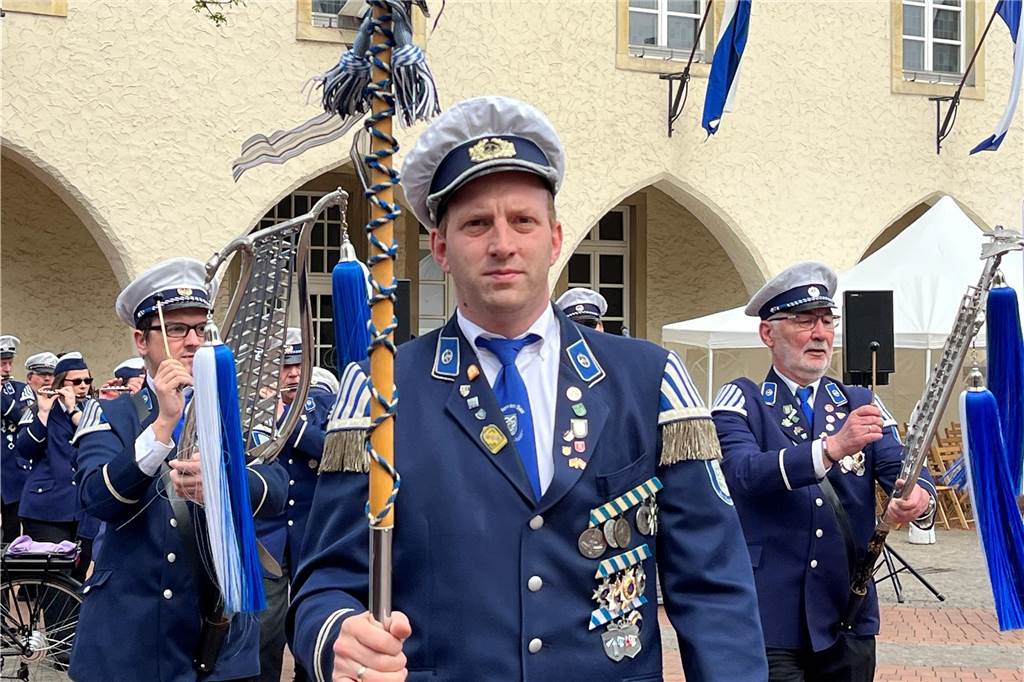 Tambourmajor des Spielmannszuges In Treue fest