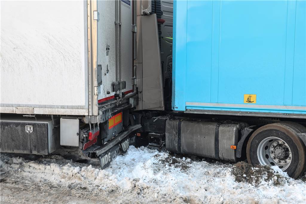 Der Tank von einem Lkw hatte sich mit dem Heck des anderen Lkw verkeilt.