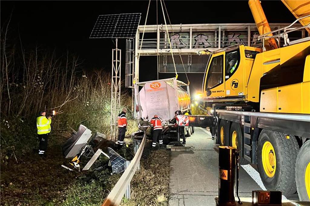 Der Tankauflieger wurde aus dem Grünstreifen gehoben.