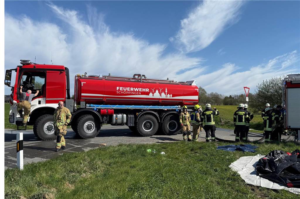 Böschungsbrand in Asbeck: Drei Löschzüge löschen Feuer im Wald Tankwagen der Feuerwehr Schöppingen.