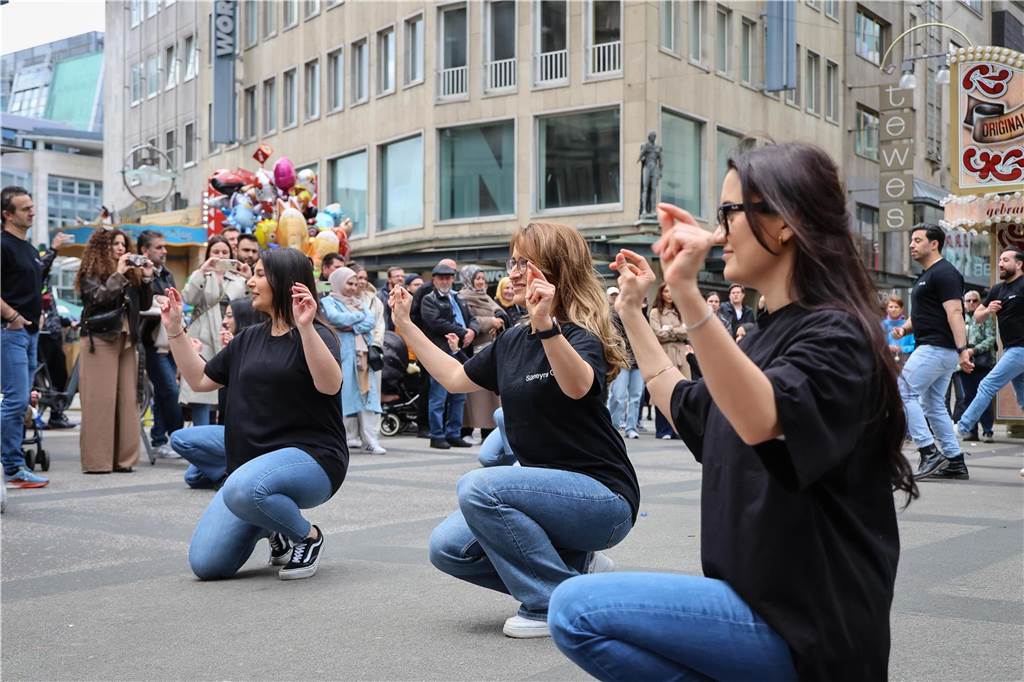 Menschen tanzen.
