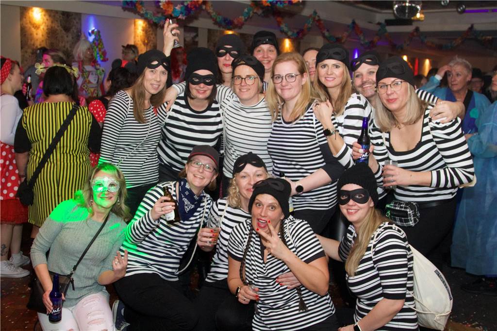 Der Tanzpalast Mythos war bei der Weiberfastnacht 2023 in Castrop-Rauxel gut besucht. Die Stimmung war großartig, viele Weiber und Herren feierten ausgelassen.