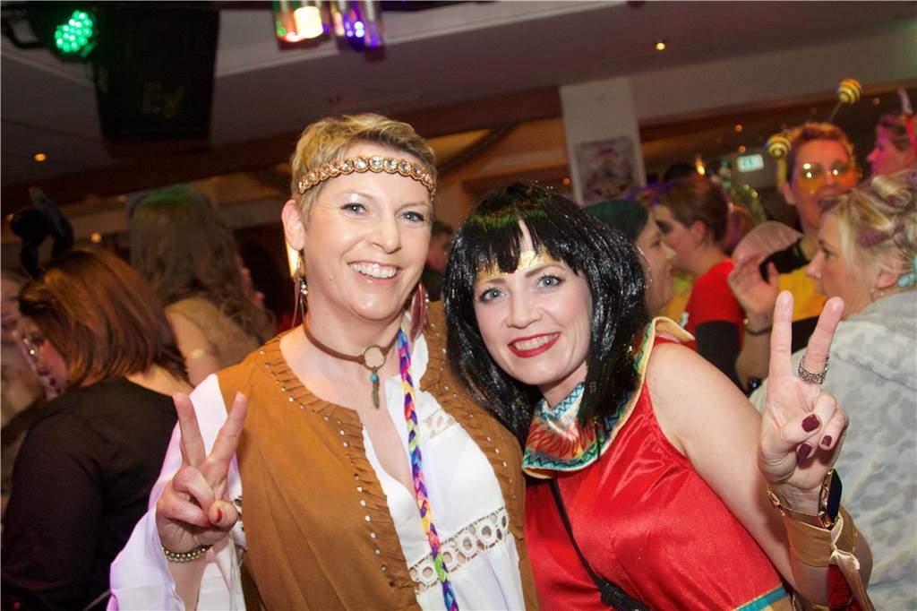 Der Tanzpalast Mythos war bei der Weiberfastnacht 2023 in Castrop-Rauxel gut besucht. Die Stimmung war großartig, viele Weiber und Herren feierten ausgelassen.