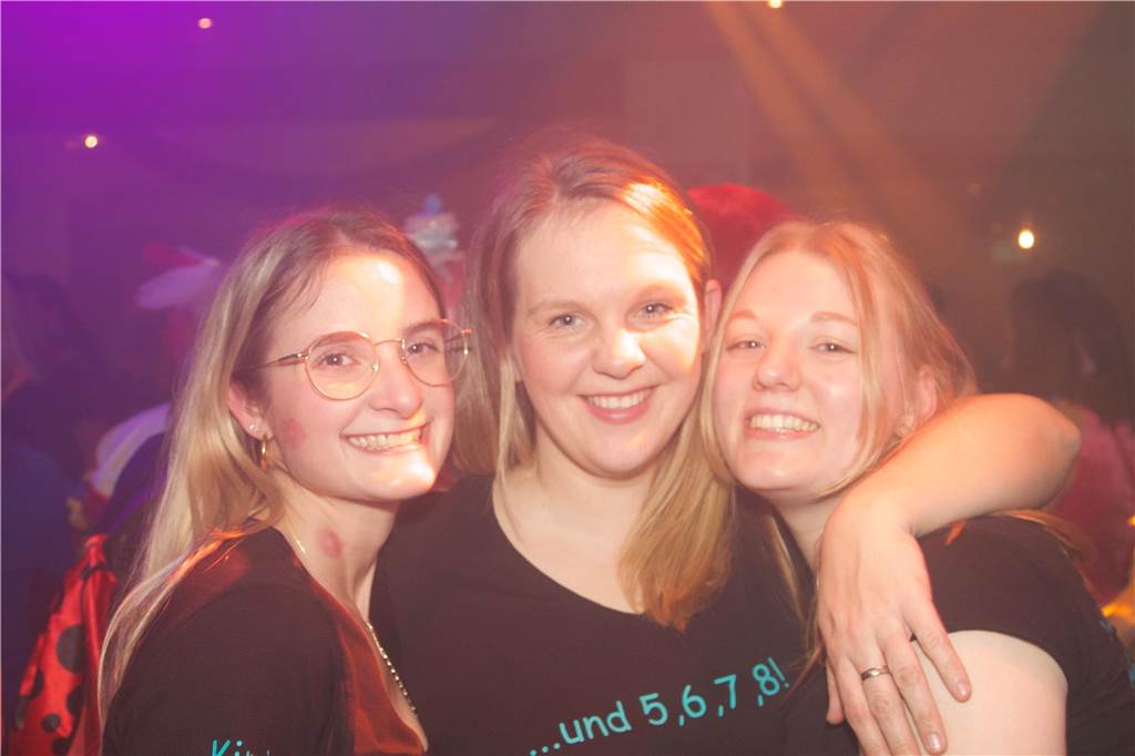 Der Tanzpalast Mythos war bei der Weiberfastnacht 2023 in Castrop-Rauxel gut besucht. Die Stimmung war großartig, viele Weiber und Herren feierten ausgelassen.