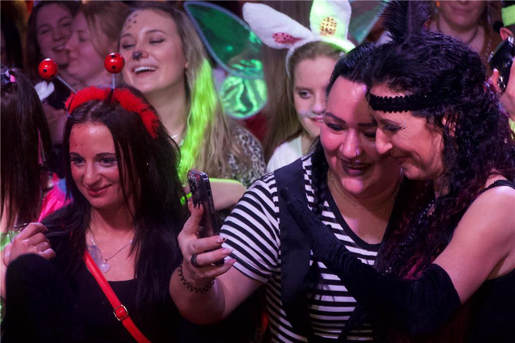 Der Tanzpalast Mythos war bei der Weiberfastnacht 2023 in Castrop-Rauxel gut besucht. Die Stimmung war großartig, viele Weiber und Herren feierten ausgelassen.