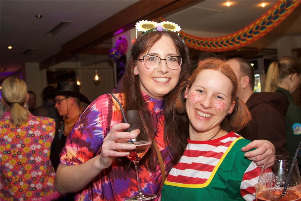 Der Tanzpalast Mythos war bei der Weiberfastnacht 2023 in Castrop-Rauxel gut besucht. Die Stimmung war großartig, viele Weiber und Herren feierten ausgelassen.